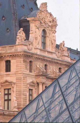 Louvre con Piramide